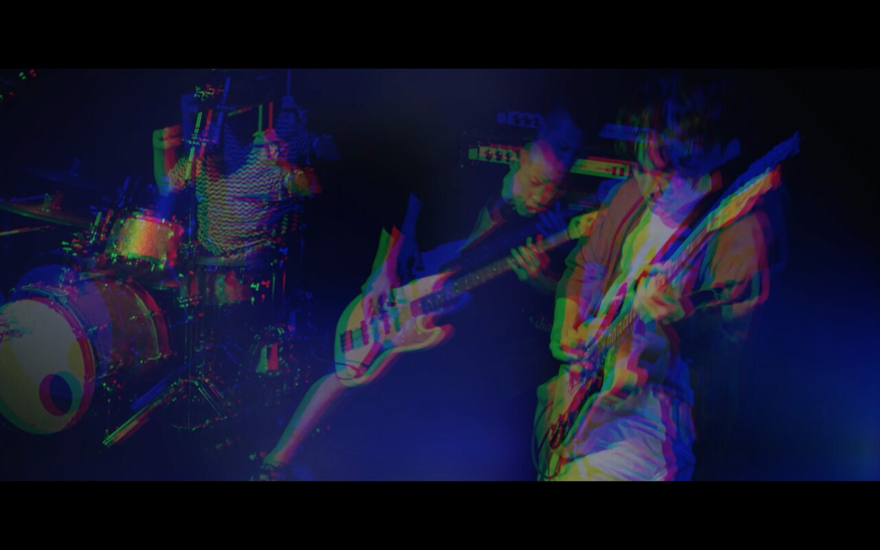 テスラは泣かない。「ダーウィン」ミュージックビデオのワンシーン。