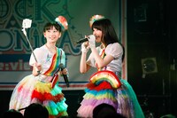 左からセルカ棒を持つ高井千帆、平瀬美里。（撮影：笹森健一）