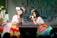 左からセルカ棒を持つ高井千帆、内山あみ。（撮影：笹森健一）