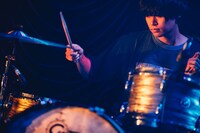 西村“コン”（きのこ帝国）（撮影：西槇太一）