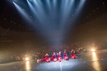 BiSHと清掃員。（写真提供：エイベックス）