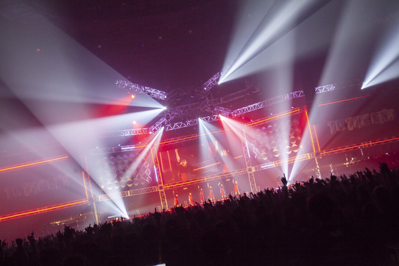 BiSH、横アリワンマンより「HiDE the BLUE」ライブ映像公開