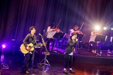 吉田山田「吉田山田とカルテット」の様子。（写真提供：ポニーキャニオン）