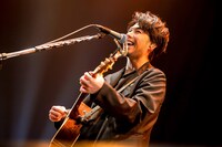 吉田結威（G, Vo）（写真提供：ポニーキャニオン）