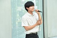手拍子をしながら歌う大塚太一。
