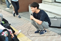 観客に語りかけるケビン。