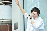 道行く人に「山崎賢人です！」と呼びかける寺坂尚呂己。