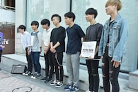 観客に挨拶をするオーディション候補生。