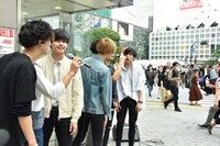 スクランブル交差点前で「キセキ」を歌うオーディション候補生。