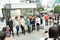 スクランブル交差点前で「キセキ」を歌うオーディション候補生。