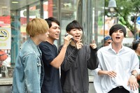 スクランブル交差点前で「キセキ」を歌うオーディション候補生。