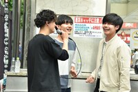 スクランブル交差点前で「キセキ」を歌うオーディション候補生。