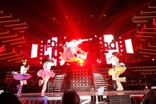 「行くぜっ！怪盗少女 -ZZ ver.-」でエビ反りジャンプを決める百田夏菜子（右から2番目）。（Photo by HAJIME KAMIIISAKA + Z）