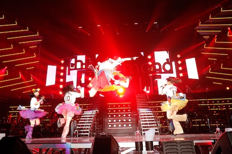 「行くぜっ！怪盗少女 -ZZ ver.-」でエビ反りジャンプを決める百田夏菜子（右から2番目）。（Photo by HAJIME KAMIIISAKA + Z）