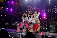 「行くぜっ！怪盗少女 -ZZ ver.-」を披露するももいろクローバーZ。（Photo by HAJIME KAMIIISAKA + Z）