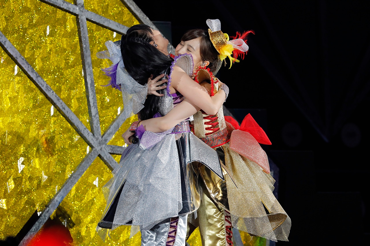 抱き合う高城れに（左）と百田夏菜子（右）。（Photo by HAJIME KAMIIISAKA + Z）