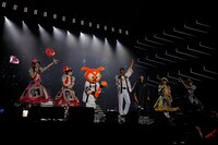 元読売ジャイアンツの宮本和知、藤村大介、同球団のマスコットキャラクターであるジャビットとトークするももいろクローバーZ。（Photo by HAJIME KAMIIISAKA + Z）