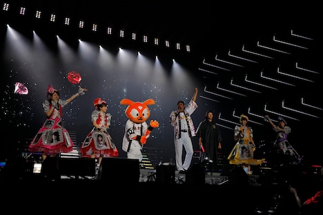 元読売ジャイアンツの宮本和知、藤村大介、同球団のマスコットキャラクターであるジャビットとトークするももいろクローバーZ。（Photo by HAJIME KAMIIISAKA + Z）