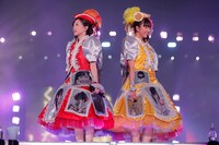 左から百田夏菜子、玉井詩織。（Photo by HAJIME KAMIIISAKA + Z）