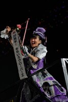 「サンタさん」でくす玉を割る高城れに。（Photo by HAJIME KAMIIISAKA + Z）