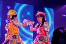 左から玉井詩織、佐々木彩夏。（Photo by HAJIME KAMIIISAKA + Z）