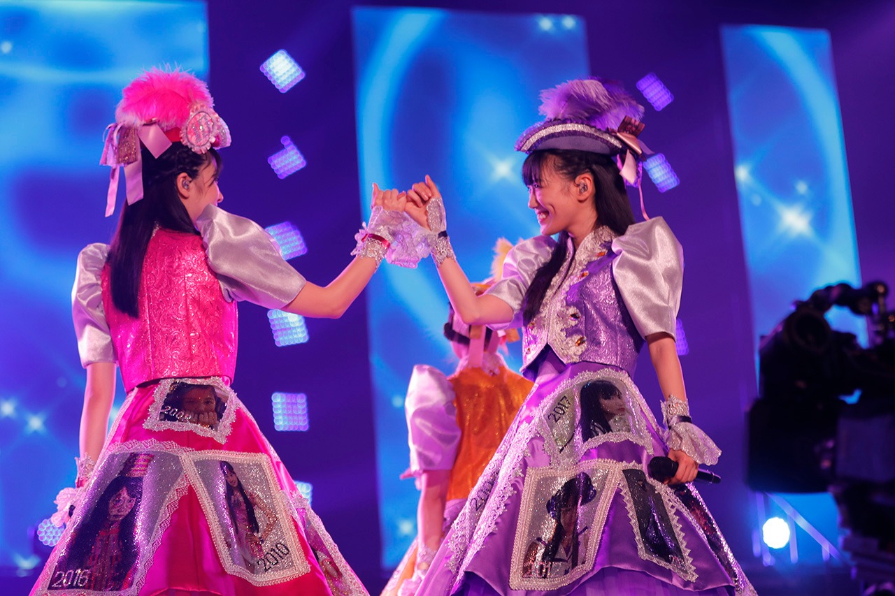 左から佐々木彩夏、高城れに。（Photo by HAJIME KAMIIISAKA + Z）