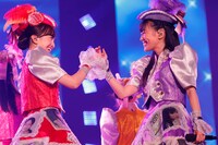 左から百田夏菜子、高城れに。（Photo by HAJIME KAMIIISAKA + Z）