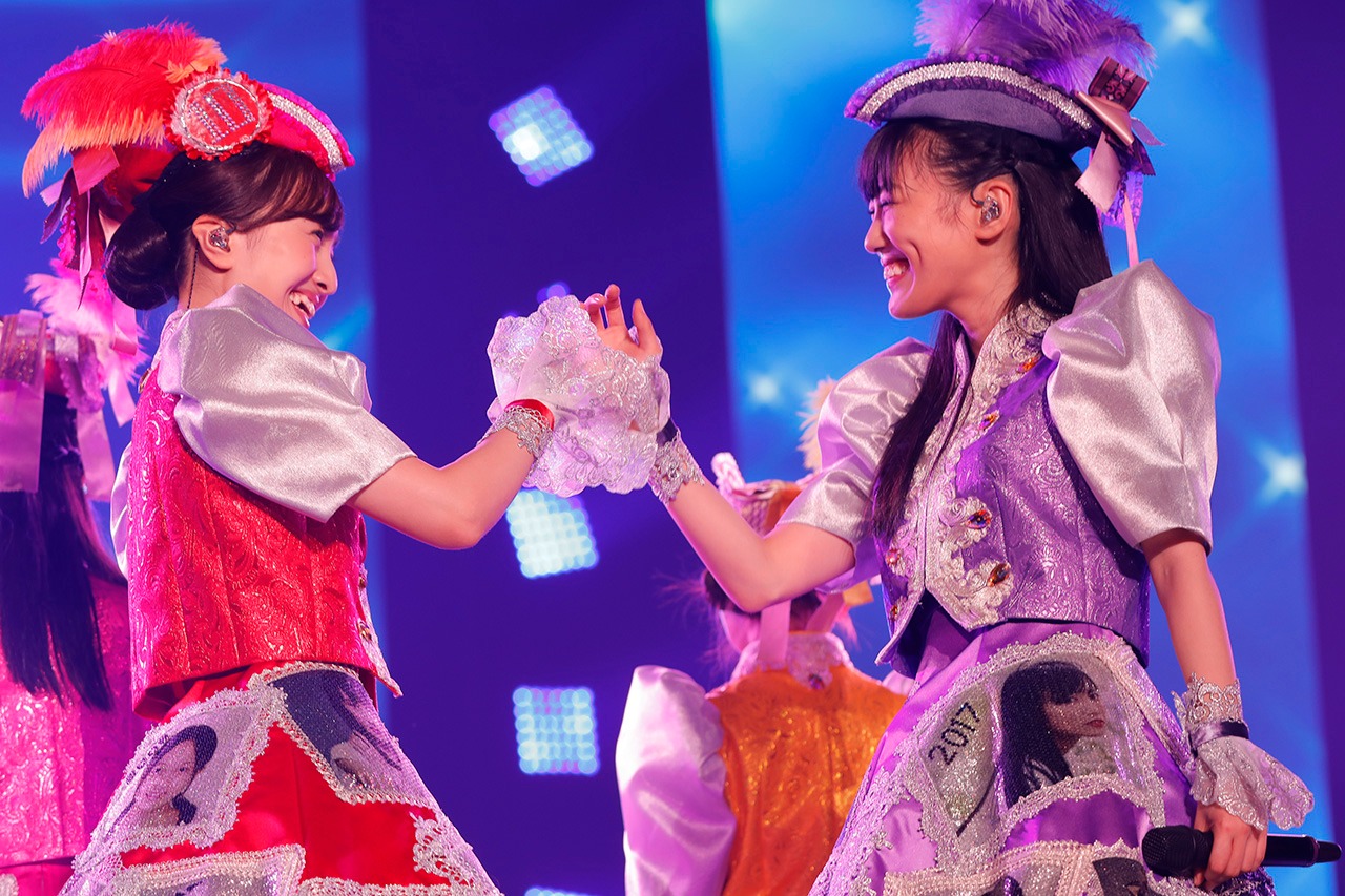 左から百田夏菜子、高城れに。（Photo by HAJIME KAMIIISAKA + Z）