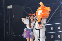 左から高城れに、ジャビット。（Photo by HAJIME KAMIIISAKA + Z）