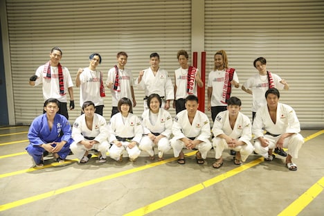 EXILE THE SECONDと全日本柔道男子監督の井上康生、柔道選手たち。