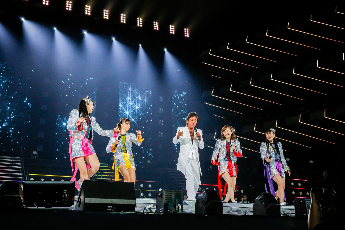 ももいろクローバーZと松崎しげる。（Photo by HAJIME KAMIIISAKA + Z）