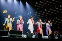 ももいろクローバーZと松崎しげる。（Photo by HAJIME KAMIIISAKA + Z）