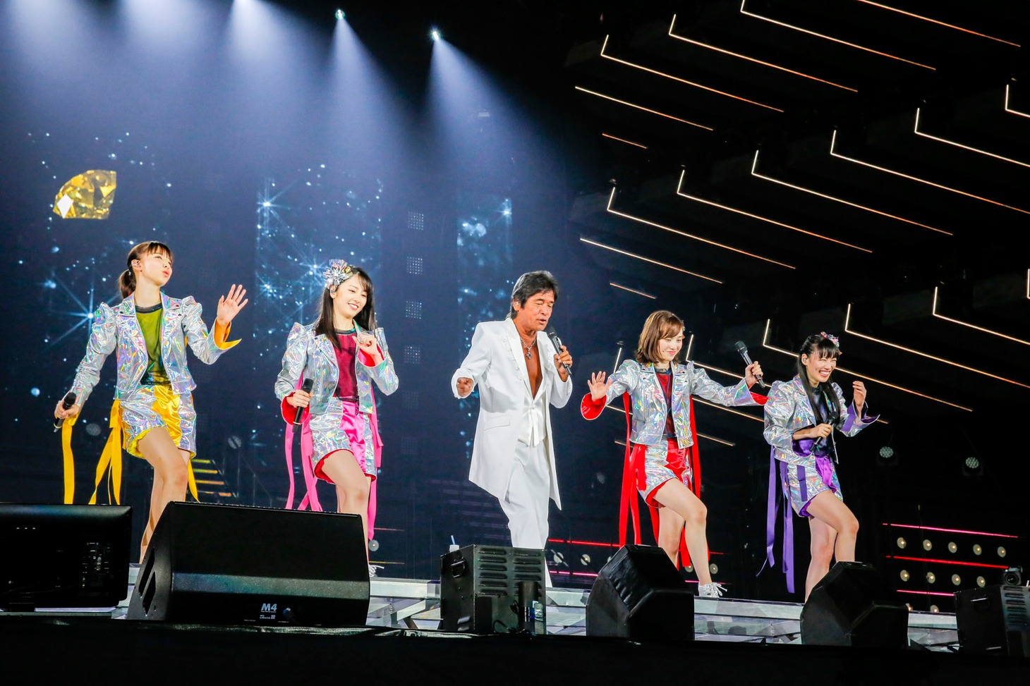 ももいろクローバーZと松崎しげる。（Photo by HAJIME KAMIIISAKA + Z）