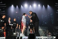 百田夏菜子に詰め寄る蝶野正洋。（Photo by HAJIME KAMIIISAKA + Z）