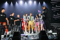 ももいろクローバーZとTEAM 2000。（Photo by HAJIME KAMIIISAKA + Z）