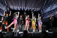 ももいろクローバーZとTEAM 2000。（Photo by HAJIME KAMIIISAKA + Z）
