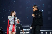 百田夏菜子と蝶野正洋。（Photo by HAJIME KAMIIISAKA + Z）