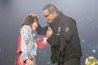 百田夏菜子と蝶野正洋。（Photo by HAJIME KAMIIISAKA + Z）