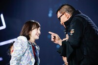 百田夏菜子に詰め寄る蝶野正洋。（Photo by HAJIME KAMIIISAKA + Z）