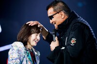 百田夏菜子を撫でる蝶野正洋。（Photo by HAJIME KAMIIISAKA + Z）