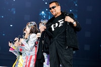 ももいろクローバーZと蝶野正洋。（Photo by HAJIME KAMIIISAKA + Z）