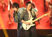 左から阿信（Vo）、石頭（G）。