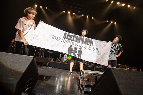 寄せ書きを受け取ってうれしそうなSAKANAMON。(Photo by Taku Fujii)