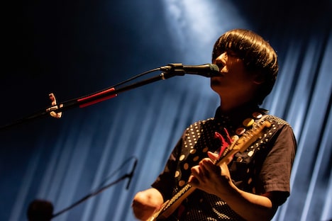 藤森元生(Vo, G)(Photo by Taku Fujii)