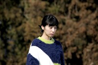 「カナリア」より夏帆演じる楓。