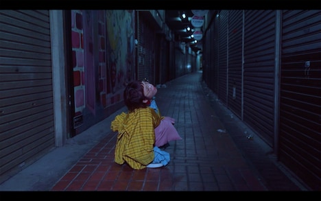 少年がミルク「永遠エキゾキッチュ」MVのワンシーン。