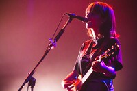 牛丸ありさ（Vo, G）（撮影：小杉歩）