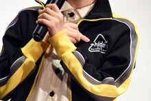 胸にhide with Spread Beaverのロゴが入った生駒里奈の私物ジャージ。