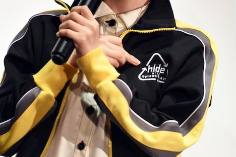 胸にhide with Spread Beaverのロゴが入った生駒里奈の私物ジャージ。