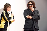 言葉を交わす生駒里奈とI.N.A.。